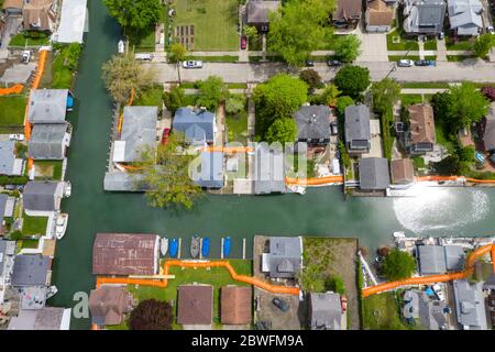 Detroit, Michigan - die Stadt hat orange Hochwasserschutzbarrieren um die Kanäle auf der Ostseite der Stadt installiert, um Häuser vor Überschwemmungen zu schützen expe Stockfoto