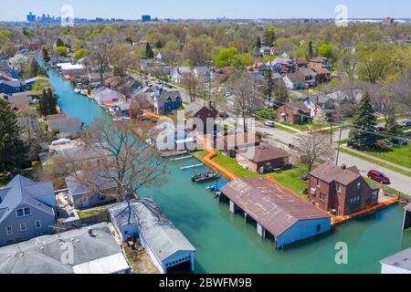 Detroit, Michigan - die Stadt hat orange Hochwasserschutzbarrieren um die Kanäle auf der Ostseite der Stadt installiert, um Häuser vor Überschwemmungen zu schützen expe Stockfoto