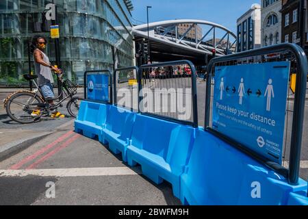 London, Großbritannien. Juni 2020. Transport für London Organisieren Sie breitere Gehwege rund um die Londnon Bridge, dem Steetspace, um den Menschen zu helfen, ihre 2 m Entfernung zu halten. Die Lockerung der "Lockdown" für den Ausbruch des Coronavirus (Covid 19) in London geht weiter. Kredit: Guy Bell/Alamy Live News Stockfoto