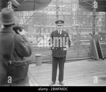 Thames Nervenkitzel Rettung . LT Com Michell, von HMS Präsident, liegt vor Themse Embankment, die in das Wasser getaucht in der Nacht und rettete eine Frau. 20. November 1926 Stockfoto