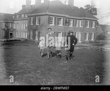 Beliebte Schauspieler ' s Farm Herr Henry Ainley widmet seine Freizeit auf seiner Farm in Chart Lodge , Seal 21 März 1924 Stockfoto