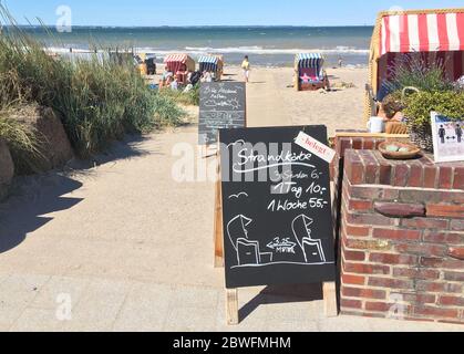 Niendorf, Deutschland. Juni 2020. Ein Schild am Timmendorfer Strand an der Ostsee weist darauf hin, dass alle verfügbaren Liegen belegt sind. Quelle: Thomas Müller/dpa/Alamy Live News Stockfoto