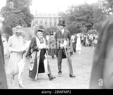 Prinzessin Mary in Cambridge. Prinzessin Maria von Viscount Lascelles begleitet nahm an der Feier des 6. Jahrhunderts der Gründung von Clare College, Cambridge am Montag. HRH und Viscount Lascelles zu Fuß über Clare Brücke mit dem Meister, Dr. WL Morrison. 12 Juli 1926 Stockfoto