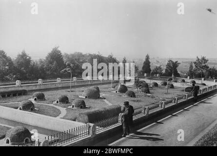 Neugierig Schlangenhäuser . Die berühmte Schlangenkolonie in Sao Paulo, Brasilien, die Institution Butantan, wo Seren für Schlangenbisse vorbereitet werden. Februar 1926 Stockfoto