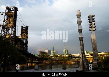 Stahlbrücke über den Willamette River, Portland, Oregon, USA Stockfoto