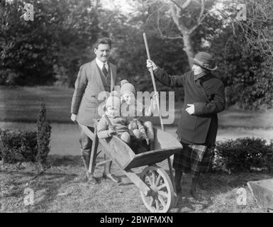 Beliebte Schauspieler ' s Farm Herr Henry Ainley widmet seine Freizeit auf seiner Farm in Chart Lodge , Seal Herr Ainsley Start für die Arbeit auf dem Bauernhof begleitet von Frau Ainley und seine beiden Kinder 21 März 1924 Stockfoto