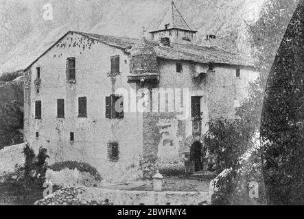 Republik Andorra . Andorra La Vella , das Regierungsgebäude oder Hotel de Ville . Hier treffen die 24 Mitglieder des Souveränen Rates der Republikaner, unterstützt von einem Richter und zwei Laienvikaren, die wiederum von Frankreich und dem Bischof von Urgel ernannt werden, Gesetze und verwalten Gerechtigkeit 4. Oktober 1926 Stockfoto