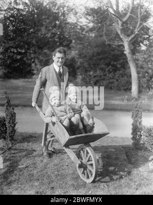 Beliebte Schauspieler ' s Farm Herr Henry Ainley widmet seine Freizeit auf seiner Farm in Chart Lodge , Seal 21 März 1924 Stockfoto