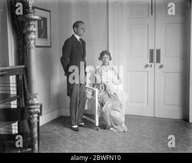 Serbisches Baby Prinz getauft. Der Säuglingssohn des Prinzen und Prinzessin Paul von Serbien wurde in White Lodge, Richmond Park getauft. Prinz und Prinzessin Paul mit ihrem Sohn nach der Zeremonie. September 1924 Stockfoto