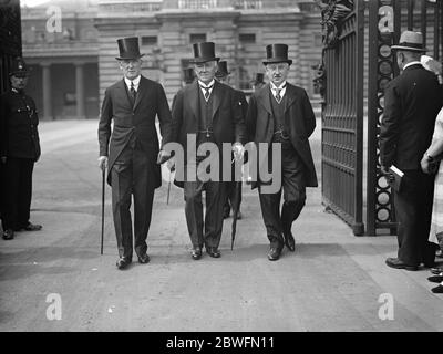Investitur am Buckingham Palace . Von links nach rechts: Sir Colville Smith, Sir David Evans, Sir Illtyd Thomas, verlassen. Juli 1925 Stockfoto