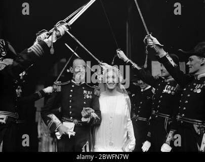 Marine Hochzeit . Die Ehe fand in St. Paul 's, Knightsbridge, von LT S L M Vereker mit Miss I Edwards. Braut und Bräutigam . 16. April 1925 Stockfoto