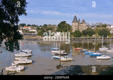 Hafen und Schloss bei Ebbe bei Pornic, einer Gemeinde im Departement Loire-Atlantique in der Region Pays de la Loire in Westfrankreich Stockfoto