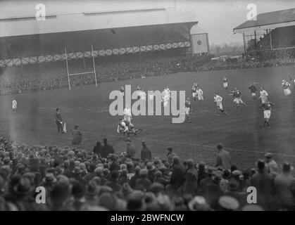 Internationales Rugby in Twickenham . England gegen Irland . Allgemeine Ansicht des Spiels mit England wird auf der Linie in Angriff genommen. 14 Februar 1925 Stockfoto