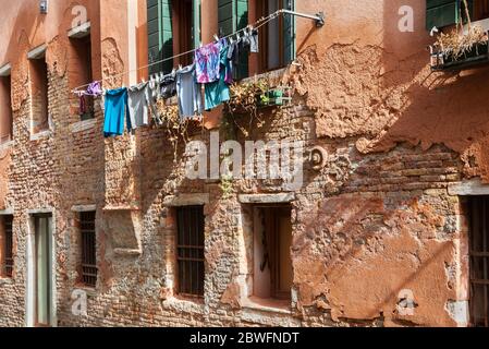 Waschen hängen, um hoch oben in einer Venedig-Hinterstraße zu trocknen Stockfoto