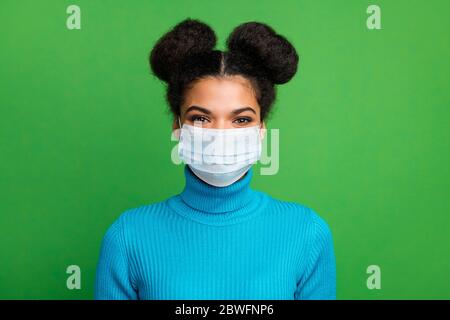 Nahaufnahme Porträt von ihr sie funky attraktive Hipster brünett Mädchen tragen Gaze wiederverwendbare n95 Maske Dekontamination Cov Grippe Rauchgas isoliert hell lebendig Stockfoto