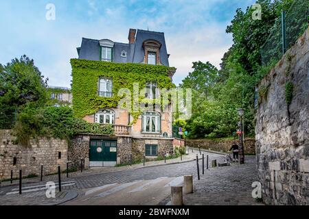 Paris, Frankreich - 12. Mai 2020: Gemütliche Straße des alten Montmartre in Paris, Frankreich. Gemütliches Stadtbild von Paris. Architektur und Wahrzeichen von Paris. Stockfoto