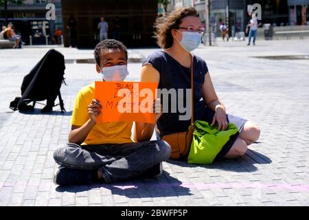 Brüssel, Belgien. Juni 2020. Demonstranten sitzen vor dem Königlichen Theater von La Monnaie, während sie an einem Protest gegen den Tod in Minneapolis Polizeigewahrsam des afroamerikanischen Mannes George Floyd teilnehmen. Quelle: ALEXANDROS MICHAILIDIS/Alamy Live News Stockfoto