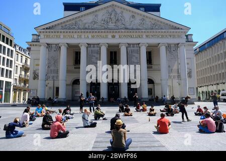 Brüssel, Belgien. Juni 2020. Demonstranten sitzen vor dem Königlichen Theater von La Monnaie, während sie an einem Protest gegen den Tod in Minneapolis Polizeigewahrsam des afroamerikanischen Mannes George Floyd teilnehmen. Quelle: ALEXANDROS MICHAILIDIS/Alamy Live News Stockfoto