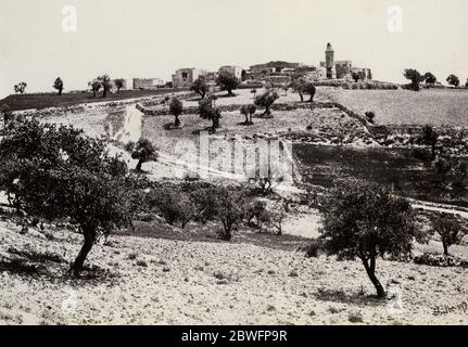 Foto von Francis Frith, von seiner Reise nach Ägypten, Palästina und den weiteren Heiligen Ländern im Jahr 1857 - Kirche der Himmelfahrt, Ölberg, Jerusalem. Stockfoto