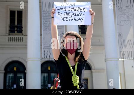 Brüssel, Belgien. Juni 2020. Demonstranten sitzen vor dem Königlichen Theater von La Monnaie, während sie an einem Protest gegen den Tod in Minneapolis Polizeigewahrsam des afroamerikanischen Mannes George Floyd teilnehmen. Quelle: ALEXANDROS MICHAILIDIS/Alamy Live News Stockfoto