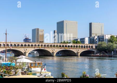 Paris, Frankreich - 6. Mai 2020: Blick auf die Türme der Nationalbibliothek von Frankreich. François von Präsident 1995 Mitterrand eingeweiht. Bercy Br Stockfoto