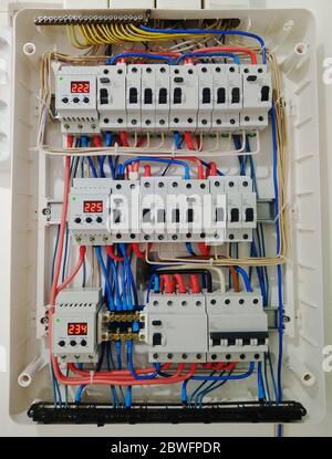 Automatische Schalter mit Drähten in elektrischen Abschirmung Nahaufnahme. Elektrische Abschirmung mit automatischen Schaltern von Strom im Haus - Strom contr Stockfoto