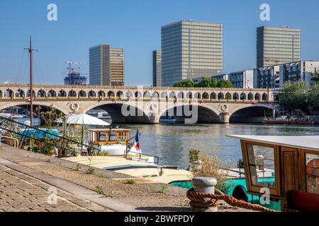 Paris, Frankreich - 6. Mai 2020: Blick auf die Türme der Nationalbibliothek von Frankreich. François von Präsident 1995 Mitterrand eingeweiht. Bercy Br Stockfoto