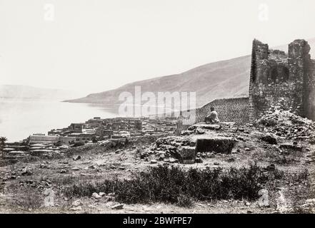 Foto von Francis Frith, von seiner Reise nach Ägypten, Palästina und den weiteren Heiligen Ländern im Jahr 1857 - die Stadt und den See von Tiberias. Stockfoto