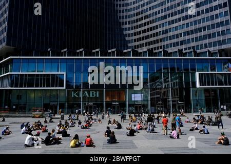 Brüssel, Belgien. Juni 2020. Demonstranten sitzen vor dem Königlichen Theater von La Monnaie, während sie an einem Protest gegen den Tod in Minneapolis Polizeigewahrsam des afroamerikanischen Mannes George Floyd teilnehmen. Quelle: ALEXANDROS MICHAILIDIS/Alamy Live News Stockfoto