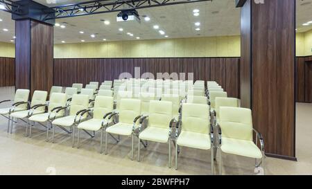 Bequeme Stühle im Konferenzraum, niemand, Panorama Stockfoto