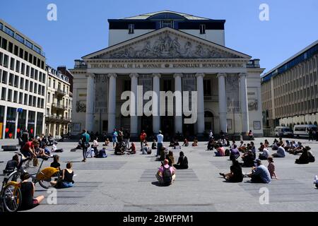 Brüssel, Belgien. Juni 2020. Demonstranten sitzen vor dem Königlichen Theater von La Monnaie, während sie an einem Protest gegen den Tod in Minneapolis Polizeigewahrsam des afroamerikanischen Mannes George Floyd teilnehmen. Quelle: ALEXANDROS MICHAILIDIS/Alamy Live News Stockfoto
