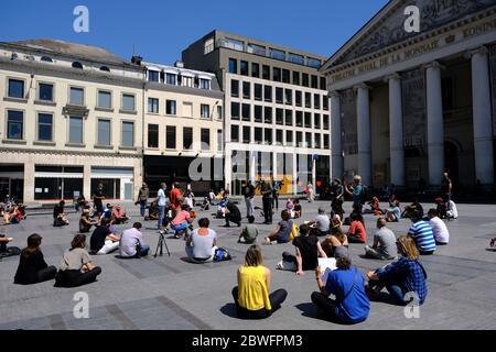 Brüssel, Belgien. Juni 2020. Demonstranten sitzen vor dem Königlichen Theater von La Monnaie, während sie an einem Protest gegen den Tod in Minneapolis Polizeigewahrsam des afroamerikanischen Mannes George Floyd teilnehmen. Quelle: ALEXANDROS MICHAILIDIS/Alamy Live News Stockfoto