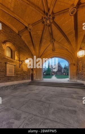 Blick von Blair Hall Princeton - EIN Blick vom Stil der Stiftsgotik des Blair Hall Clock Tower Arch bis zur Alexander Hall. Princeton, U Stockfoto