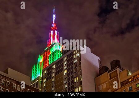 Empire State Building Weihnachten - Abendansicht des beleuchteten ESB in Weihnachtsfarben. Stockfoto