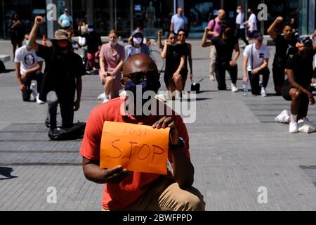 Brüssel, Belgien. Juni 2020. Demonstranten sitzen vor dem Königlichen Theater von La Monnaie, während sie an einem Protest gegen den Tod in Minneapolis Polizeigewahrsam des afroamerikanischen Mannes George Floyd teilnehmen. Quelle: ALEXANDROS MICHAILIDIS/Alamy Live News Stockfoto