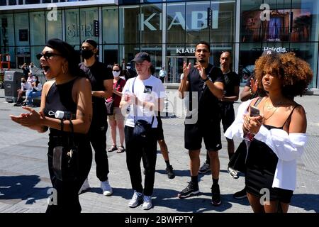 Brüssel, Belgien. Juni 2020. Demonstranten sitzen vor dem Königlichen Theater von La Monnaie, während sie an einem Protest gegen den Tod in Minneapolis Polizeigewahrsam des afroamerikanischen Mannes George Floyd teilnehmen. Quelle: ALEXANDROS MICHAILIDIS/Alamy Live News Stockfoto