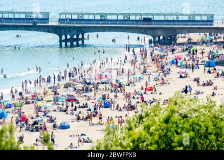 Bournemouth, Dorset, Großbritannien, 1. Juni 2020. Warmes Wetter zieht Besucher an den Strand, da die COVID-19-Sperrregeln in Großbritannien entspannt sind. Credit John Beasley Stockfoto