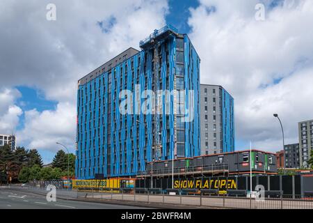 Bath Court, ein großer neuer Studentenwohnungsblock, der am Islington Row Middleway nahe dem Stadtzentrum von Birmingham gebaut wird Stockfoto