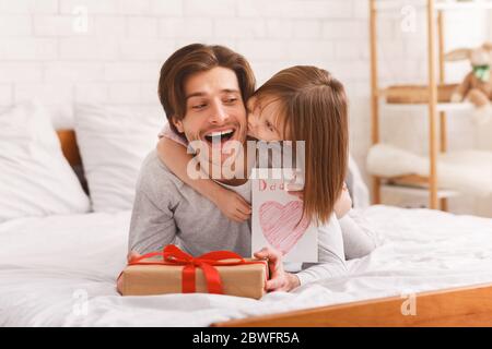 Kleine Prinzessin feiert Vatertag mit Papa Stockfoto