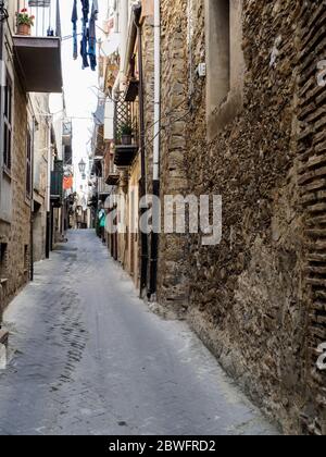 Eine schmale Straße in einer kleinen sizilianischen Stadt namens piazza armerina Stockfoto