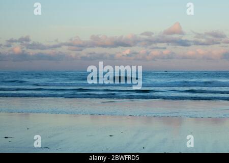 Blick auf die Meerlandschaft in der Dämmerung, Cannon Beach, Oregon, USA Stockfoto