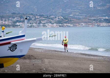 Covid-19 in Spanien. Erster Tag der Phase 2 und der Strand von Torre Del Mar ist wieder geöffnet mit sozialen Distanzierungsmaßnahmen. Malaga, Costa del Sol, Spanien Stockfoto