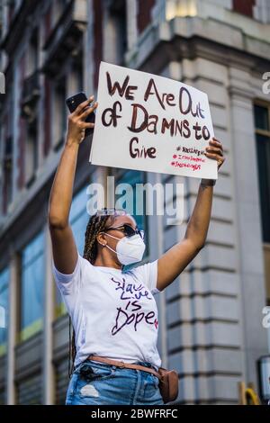 New York City, Usa. Mai 2020. (5/30/2020) Hunderte, wenn nicht Tausende von Demonstranten füllten die Straßen von Manhattan, die gegen Polizeibrutalität nach dem Tod von George Floyd durch die Minneapolis-Polizei protestierten. (Foto: Steve Sanchez/Pacific Press/Sipa USA) Quelle: SIPA USA/Alamy Live News Stockfoto