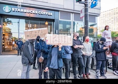 Chicagos Hyde Park Nachbarschaft zeigt friedliche Proteste nach dem Tod von George Floyd durch einen Minneapolis Polizeibeamten in 2020. Stockfoto