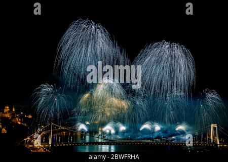 Feuerwerk in Ungarn in Budapest über der Donau Stockfoto