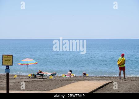 Covid-19 in Spanien. Erster Tag der Phase 2 und der Strand von Torre Del Mar ist wieder geöffnet mit sozialen Distanzierungsmaßnahmen. Malaga, Costa del Sol, Spanien Stockfoto