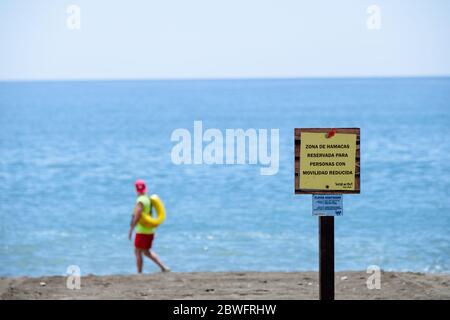 Covid-19 in Spanien. Erster Tag der Phase 2 und der Strand von Torre Del Mar ist wieder geöffnet mit sozialen Distanzierungsmaßnahmen. Malaga, Costa del Sol, Spanien Stockfoto