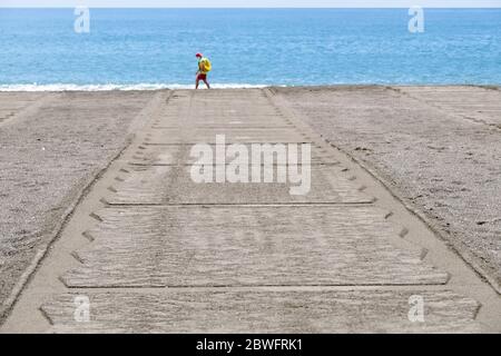 Covid-19 in Spanien. Erster Tag der Phase 2 und der Strand von Torre Del Mar ist wieder geöffnet mit sozialen Distanzierungsmaßnahmen. Malaga, Costa del Sol, Spanien Stockfoto