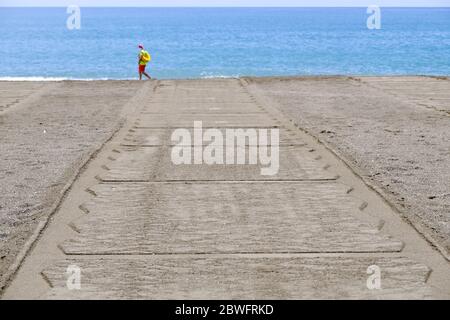 Covid-19 in Spanien. Erster Tag der Phase 2 und der Strand von Torre Del Mar ist wieder geöffnet mit sozialen Distanzierungsmaßnahmen. Malaga, Costa del Sol, Spanien Stockfoto