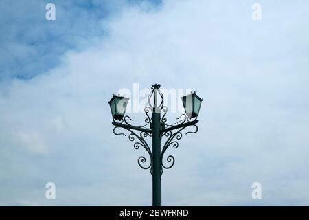 Dekorative Vintage Streetlamp gegen bewölkten Himmel Stockfoto